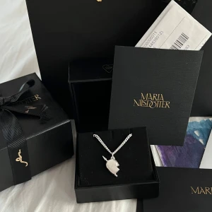 Maria Nilsdotter halsband!! - Säljer detta You & Me necklace från Maria Nilsdotter i fantastiskt skick! Inga defekter eller tecken på slitage! KVITTO, BOX & PÅSE FINNS✅Har båda delarna så skriv om ni vill köpa båda! Nypris är 3600kr💕postar direkt. Längd 40cm men kan även skicka med en förlängningskedja till 45cm!🥰knappt använt, har legat i sin box!😊allt ingår. Kan mötas upp, annars köp via plick eller få gratis frakt om du köper via Swish🌸
