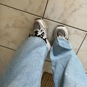 Svarta och vita sneakers - Säljer ett par klassiska sneakers i svart och vitt från lager 157 i storlek 38 