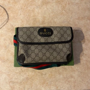Gucci paket - Säljer dem då dem inte passar mig längre. Keps 700. Väska 800. Köp tillsammans få dem för 1200kr! Keps är strlk s