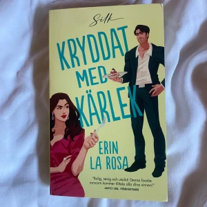 Kryddat med kärlek - En romantisk komedi om kändiskocken Nina som tävlar i ett matprogram och möter sin rival i köket. Boken bjuder på humor, matlagning och gnistor mellan huvudpersonerna. Perfekt för dig som gillar feelgood och mat-tema.
