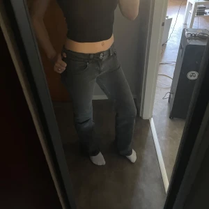 Bootcut jeans - Mörkgråa bootcut jeans från gina tricot. Säljer då den inte används🥰 Nyskick! Storlek 36 och jag är 171💕