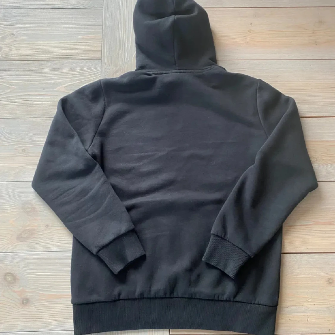 Svart hoodie från Peak Performance - 1