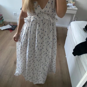 Lång klänning  - Super fin långklänning som passar perfekt till midsommar🤍bara använd 1 gång! Osäker om den fof säljes