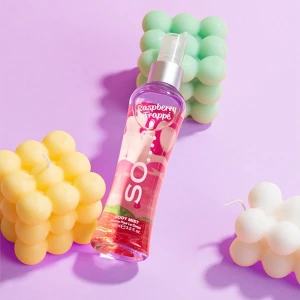 So...? Raspberry Frappe Body Mist - Fräsch body mist med doft av hallon från So...? Raspberry Frappe. Flaskan är genomskinlig med rosa och orange detaljer samt vit text. Praktisk sprayfunktion och smal, böjd form gör den enkel att använda och ta med sig.