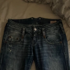 Blå bootcut jeans med slitningar - Säljer ett par blå bootcut jeans med slitningar och lätt tvättad look. Jeansen är aldrig använda och är som nya. Är storlek S skulle jag säga säljer det för de inte kommer till någon användning skriv om du undrar nått pris går att diskuteras!