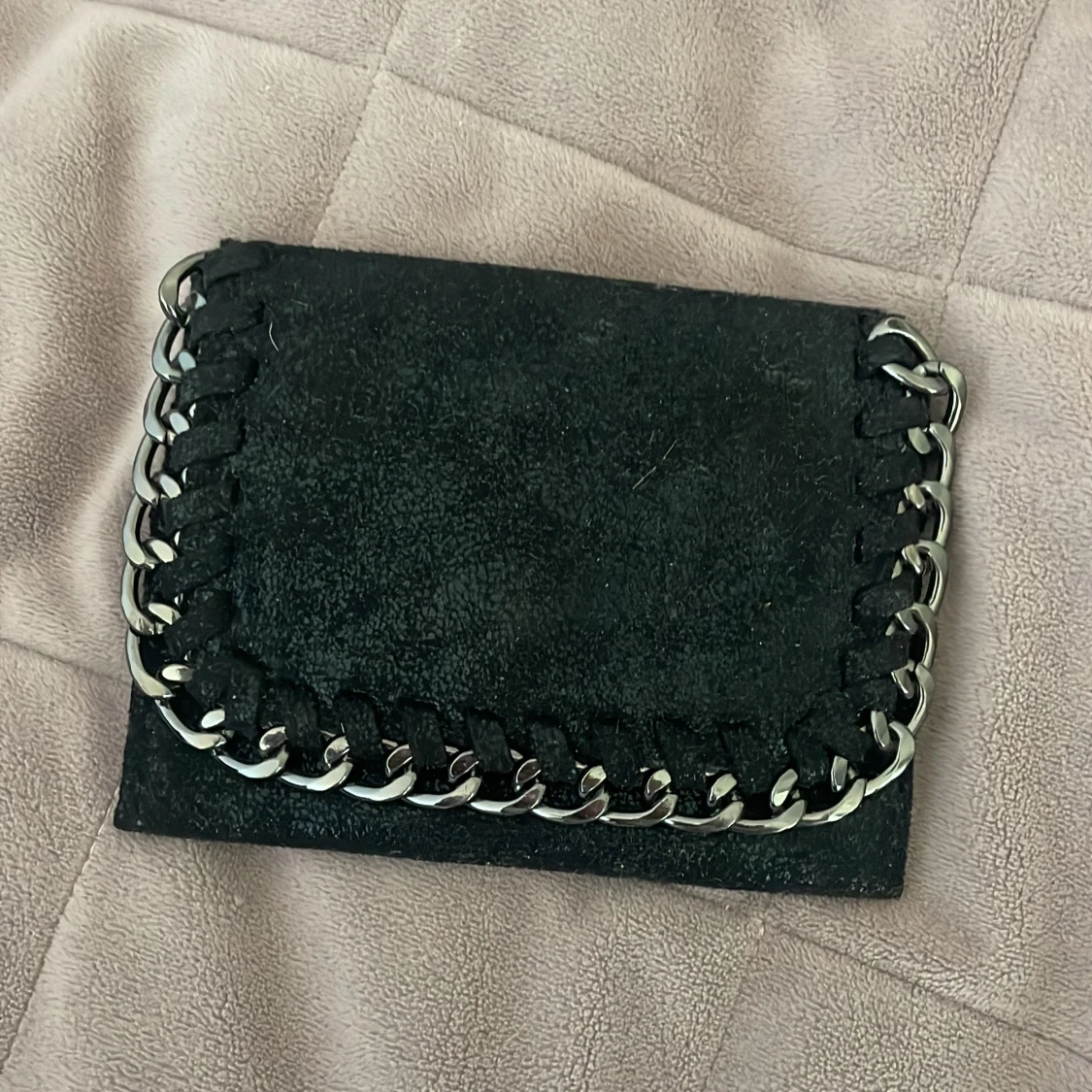 Svart plånbok med kedjedetalj