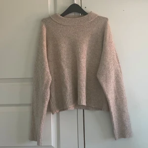 Croppad stickad tröja från Zara - fin beige stickad tröja från Zara! använd men inga fläckar. 