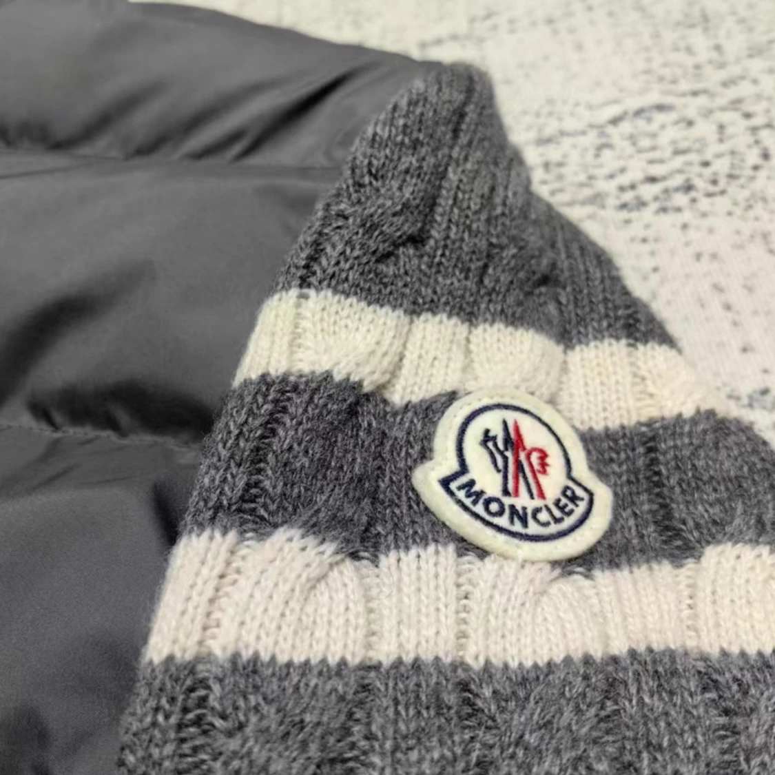 Grå dunväst från Moncler med stickade ärmar - 2