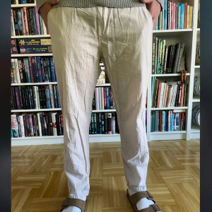 Beiga linnebyxor från Jack & Jones - Säljer ett par beiga linnebyxor från Jack & Jones med normal passform och raka ben. Byxorna har midja med resår och är tillverkade i ett lätt bomullsmaterial, perfekta för vår och sommar. ☀️ 