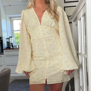 Adoore klänning  - Den är använd endast 2 gånger, storlek 38. Så fin och som helt ny i skicket!😍