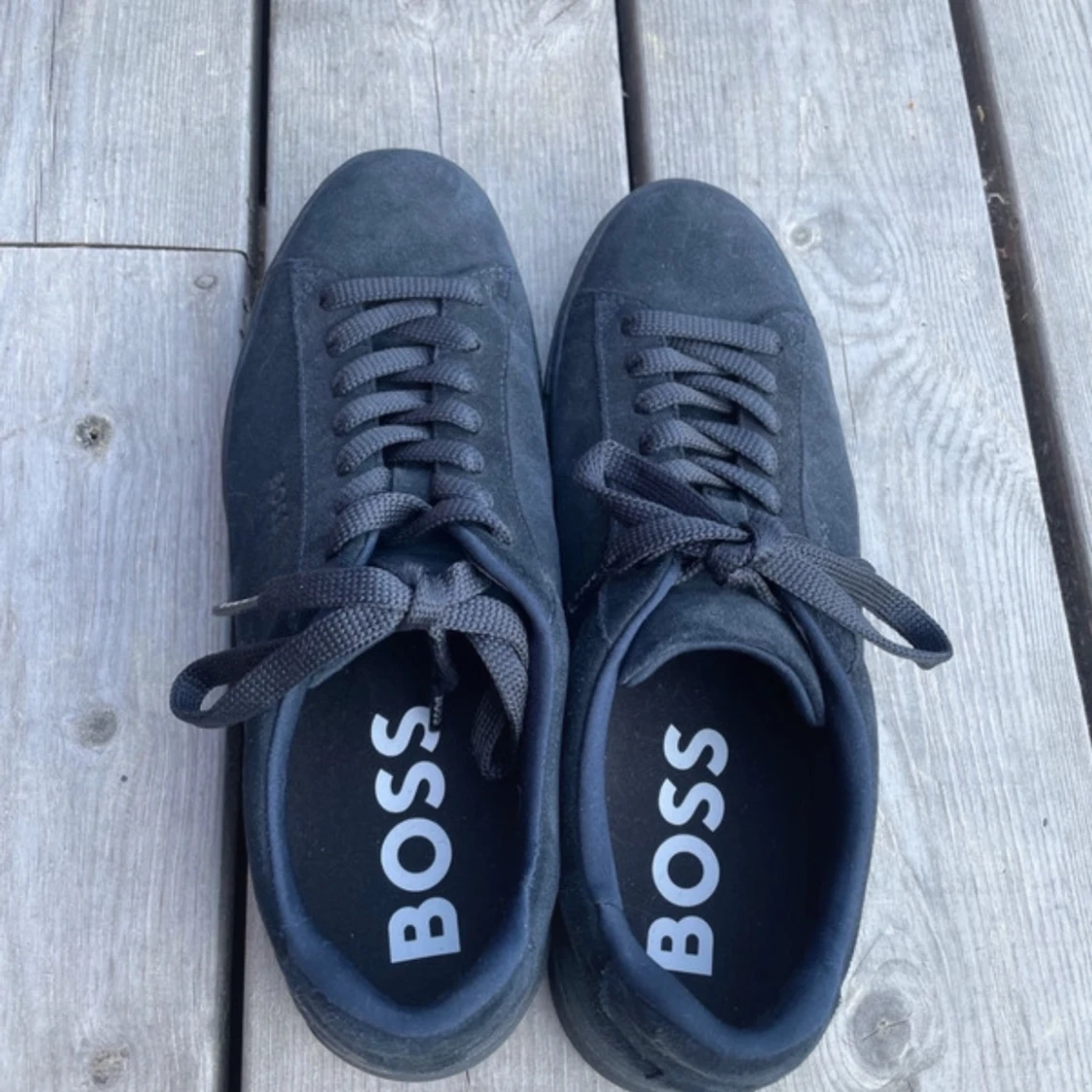 Mörkgrå sneakers från BOSS i mocka - 1