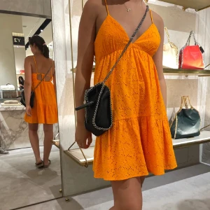 Orange zara klänning - Säljer denna från zara som inte säljs längre!