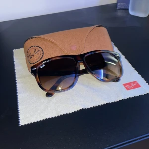 Ray-ban boyfriend solglasögon - Snygga Ray-Ban Wayfarer solglasögon i brunmelerad plast med mörka glas. Klassiska diskret Ray-Ban-logga på linsen. Säljer dom nya eftersom dom inte passade mig. Stora i storleken! Kommer inte med fodral!!