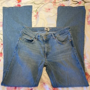 Lager 157 Bootcut Jeans - Ljusblåa ”low boot” Lager 157 jeans. Storlek M och använts 1-2 gånger, så de är i bra skick! Nypris är 400kr.🩷