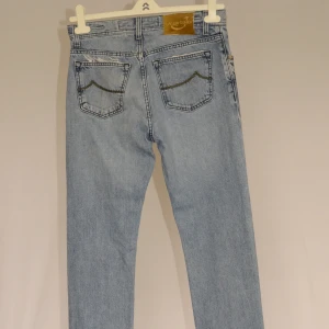 Jacob Cohën jeans  - JACOB COHËN JEANS  Storlek : W32  Passform : Normal  Mått : A = 40CM - B = 112CM  Användning : Jeansen är i fint skick utan defekter   Nypris : Cirka 5000SEK