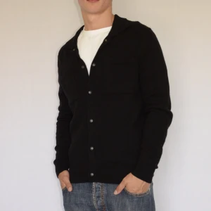 Massimo Dutti stickad overshirt / cardigan  - MASSIMO DUTTI CARDIGAN / OVERSHIRT  Storlek : L  Passform : Normal  Användning : Cardiganen är i ett väldigt fint skick utan defekter  Nypris : Cirka 1700SEK  Modellen på bilden är 182CM och väger 79KG