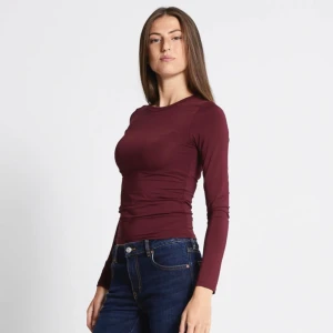 Vinröd långärmad topp från Lager 157 - Säljer en vinröd långärmad topp från Lager 157. Modellen är figurnära med rund halsringning och enkel, stilren design. Perfekt att styla med jeans eller kjol. Materialet är mjukt och stretchigt, vilket gör den riktigt skön att bära. Använd en gång.
