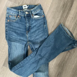 Blå flare jeans från 157, XXS - Snygga blå jeans från 157 i modellen Snake Flare. De har klassisk femficksdesign, hög midja och utsvängda ben för en retro vibe. Jeansen är i mjukt denimtyg med kontrastsömmar och passar perfekt till sneakers eller boots.