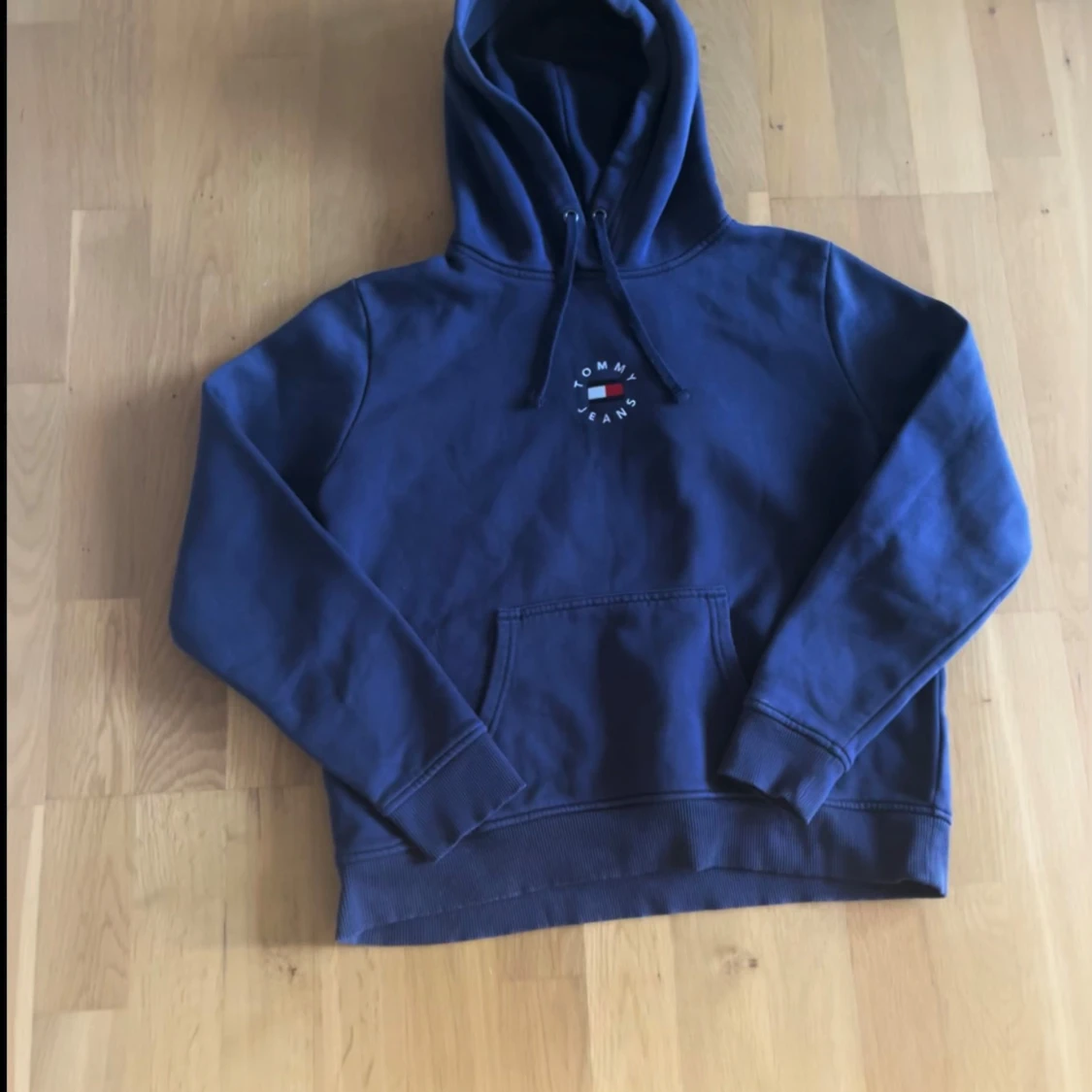 Blå hoodie Tommy Jeans med logga - 1