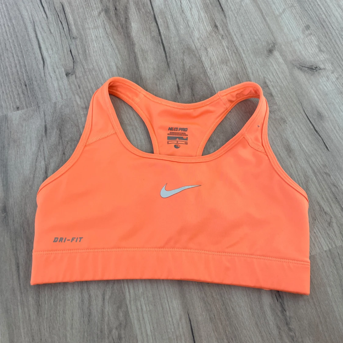 Orange sporttopp från Nike Pro
