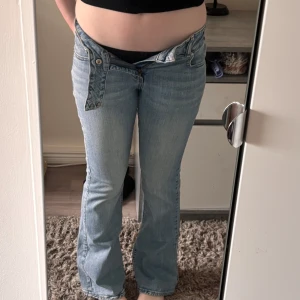 Ljusblå bootcut jeans från Ginatricot Perfect Jeans - Säljer ett par ljusblå jeans från Perfect Jeans i klassisk bootcut-modell. Jeansen har ett inbyggt ”skärp”. Perfekt passform med lite utsvängda ben och normal midja. Superfräscha till sneakers eller boots. Har små fläckar på baksidan men går att få bort.