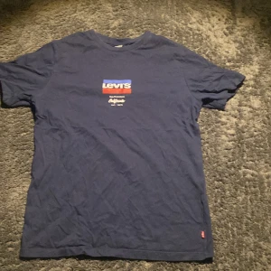 Mörkblå Levi's t-shirt  - Tjena säljer nu en snygg mörkblå t-shirt från Levi's, den är riktigt clean och passar till allting. Hör av dig vid eventuella frågor mvh //Ruben