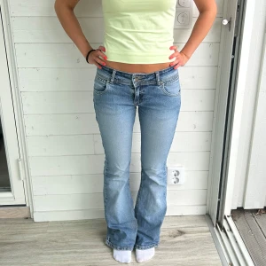 Ljusblå lee jeans  - Ljusblå Lee jeans i storlek w27. Slitningar som syns i sista bilden. Midja: 37x2 cm innerben: 79 cm