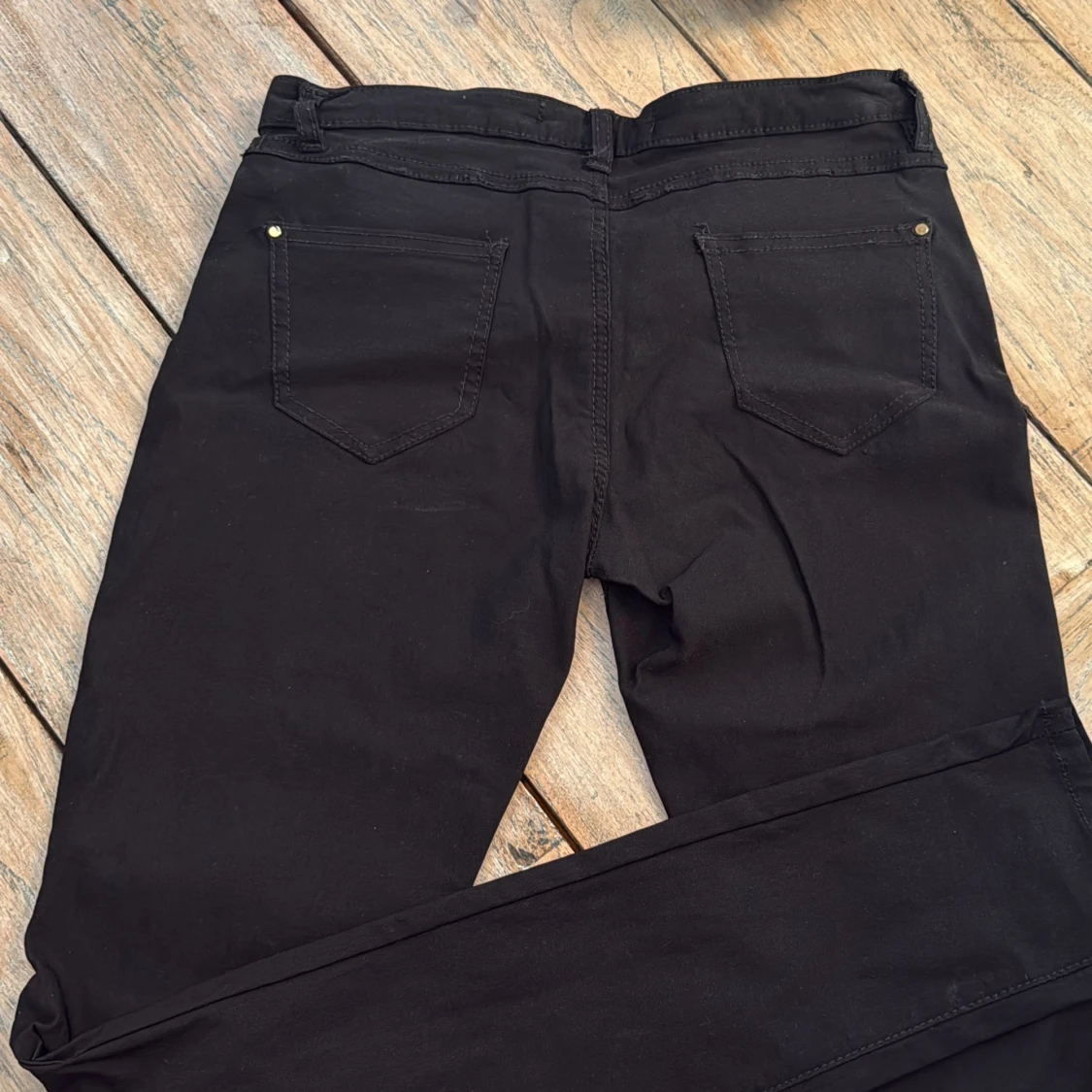 Svarta byxor med dragkedjor från MONDAY - 1