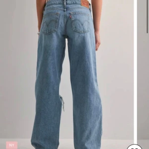 Levi's Superlow wide ripped jeans - Helt nya med prislapp, ska lämna tillbaka dem men tänkte om nån ville köpa för en billigare peng. Nypris 850 jag säljer för 600❤️w 24 l 32, för långa på mig som är 158 skulle säga att det passar nån mellan 162-168 kanske