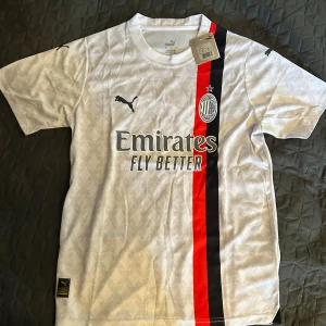 AC Milan Fotbollströja - Säljer en vit AC Milan fotbollströja i storlek M som är helt ny med prislapp
