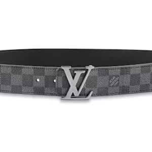 Louis Vuitton rutig grå skinnbälte - Snyggt bälte från Louis Vuitton i grått med klassiskt rutigt mönster och ikoniskt LV-spänne i silver. Bältet är gjort i skinn och har en stilren, modern vibe som passar till jeans eller kostymbyxor.