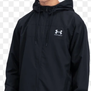Svart vindjacka från Under Armour - Svart vindjacka från Under Armour med huva och dragsko. Jackan har dragkedja framtill och en stilren logga på bröstet. Perfekt för blåsiga dagar och sportiga outfits., säljs för 400 som ny! vindjacka passar rill allt även spänbar vid sidorna mer bilder går att lösa på den bara att skriva!