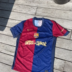 FC Barcelona Lamine Yamal tröja - Barcelona X Travis scott tröja. Lamine yamal på ryggen 