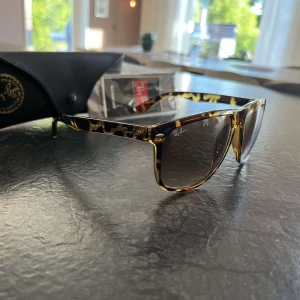 Rayban Boyfriend solsglasögon  - Säljer nu dessa helt nya Rayban Boyfriend solglasögon ! Skriv för mer bilder :)