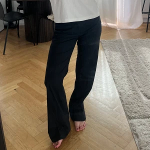 Randiga kostymbyxor  - Snygga kostymbyxor som inte kommer till användning.💗