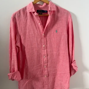Ralph Lauren linneskjorta  - Ralph Lauren linneskjorta storlek m.                             Skick 9/10 använd fåtal gånger.                                    Priset går såklart att diskutera!                                      Bundle med fler linneskjortor?                                      Vid fler funderingar tveka inte på att slå en signal!        /VS
