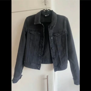 Svart jeansjacka  XS - Stretchig jeansjacka i en stentvättad svart färg. Inga fel på den 