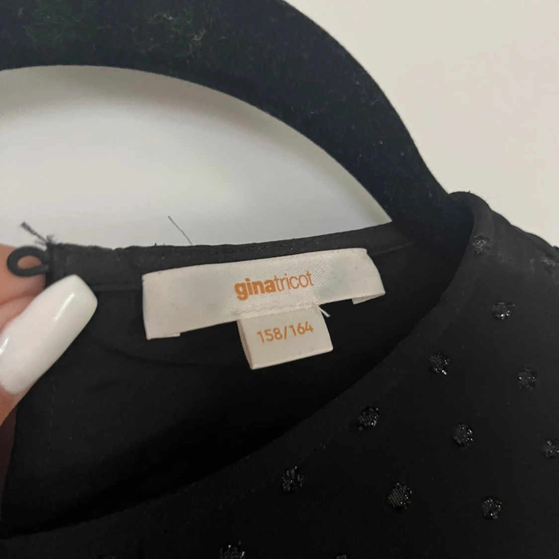 Svart volangblus från Gina Tricot - 1