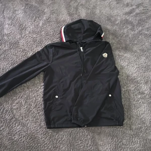 Moncler windbreaker - Svart moncler vindjacka inte använd så mycket ganska nytt skick skulle jag säga 