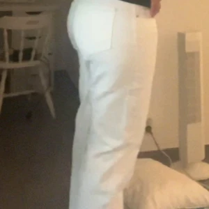 Vita raka jeans med låg midja - Snygga vita jeans med rak passform och låg/medelhög midja. Aldrig använda, endast provade då det var strul med att lämna tillbaka… Klassisk femficksmodell med knapp och dragkedja framtill. Jeansen har en clean look och är perfekta till vardags eller fest. Perfekta att styla med sneakers eller boots.