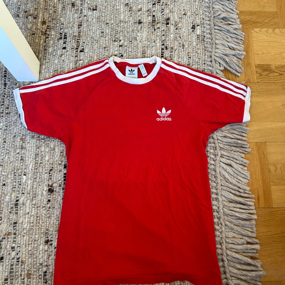 Röd Adidas t-shirt med vita ränder