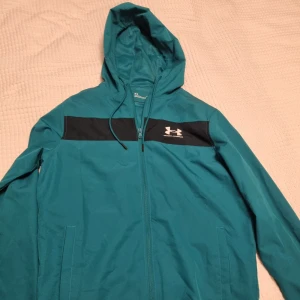 Jacka Under Armour  - Jacka. Se bilder för mått. Se gärna även mina andra annonser och skapa bundles. 