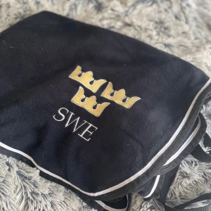Ländtäcke till häst - Ländtäcke i fleace jag köpt på ullared för 250kr. Endast använd en gång i storlek full 💕 lite vita hår på, men tvättas innan köp.  Köparen står för frakten 