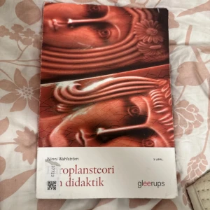 Läroplansteori och didaktik - Upptäck grunderna i pedagogik och lärande! Den här boken ger dig insikt i hur skolans läroplaner och undervisning formas, med fokus på aktuella frågor och demokrati. Perfekt för dig som pluggar till lärare eller är intresserad av utbildningens roll i samhället.