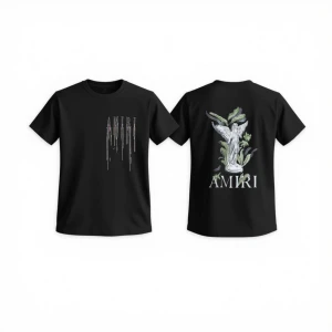 Svart Amiri t-shirt med tryck - Svart t-shirt från Amiri med coolt tryck framtill där loggan droppar ner och en stor ängel med växter och Amiri-text på ryggen. Klassisk passform och rund hals. Perfekt för dig som vill sticka ut med streetstyle-vibe.
