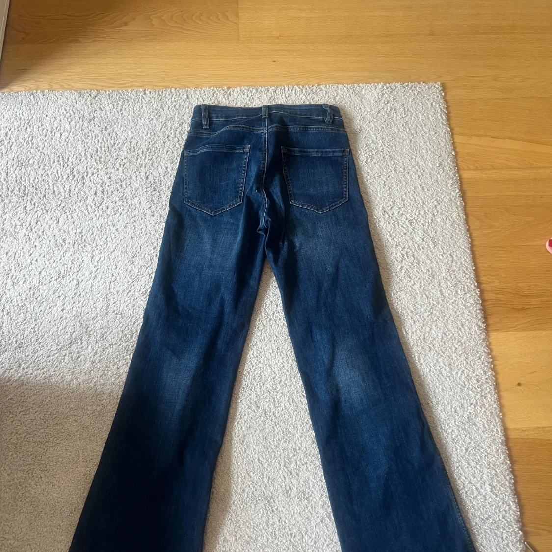 Mörkblå bootcut jeans från Denim - 2