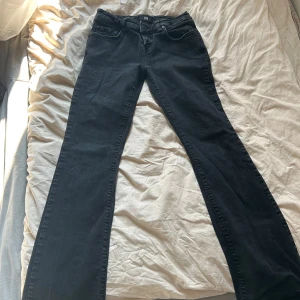 Svarta bootcut jeans från LTB - Snygga svarta jeans från LTB med bootcut passform. De är i storlek 27/32 (passar S ungefär) men är stretchiga så passar även M🥰