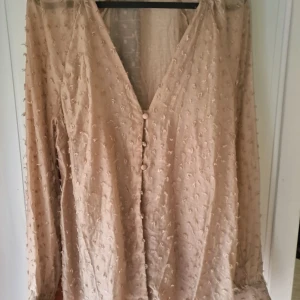 Ny Zara blus  - Fin Zara blus i guld/beige nyans med fint motiv och täckta knappar. Supersöt och helt ny 👌🙂