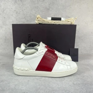 Valentino open sneaker - – Condition: 8,5/10  – Color: White and red  – What is included: Dustbag  – Retail price: 7280