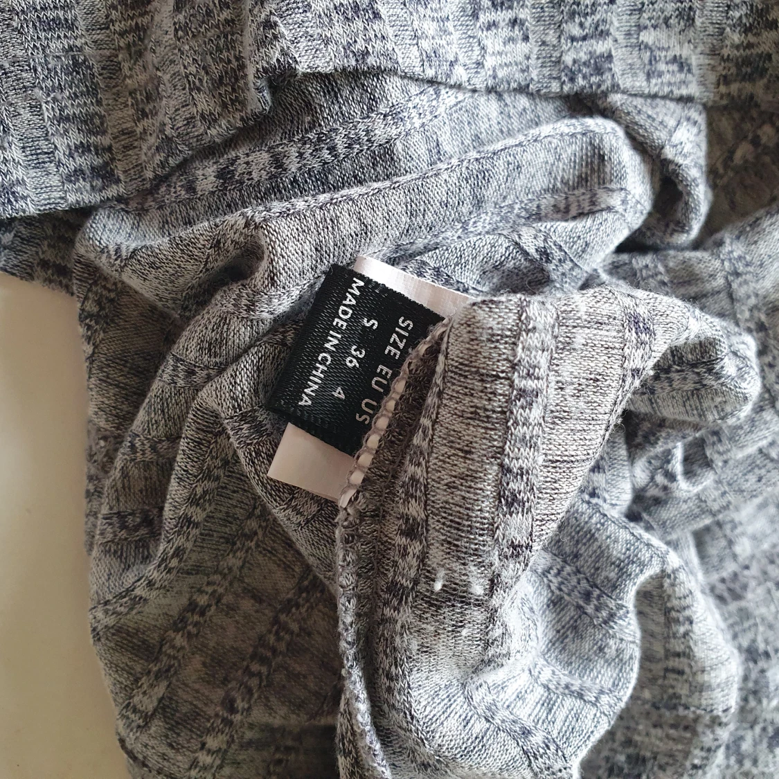 Grå ribbad långärmad topp med knappar strl S - 2